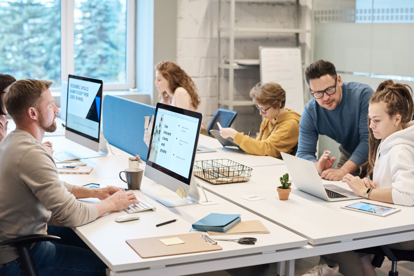Équipe travaillant sur du matériel informatique loué