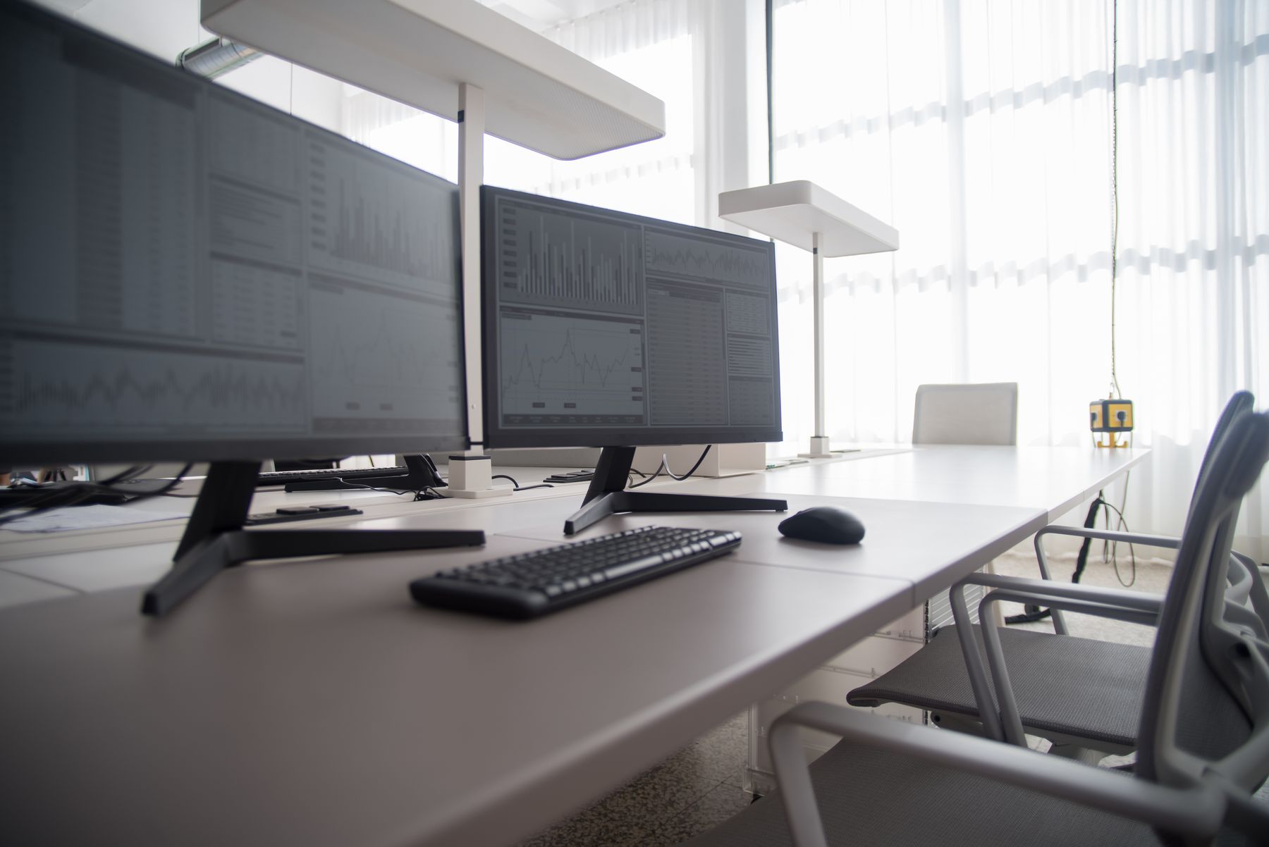 Poste de travail professionnel équipé dans un bureau d’entreprise